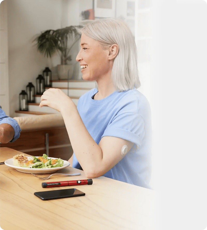 diabetes-infucare-women-eating-and-using-dexcom-app-novonordisk-pen (1)