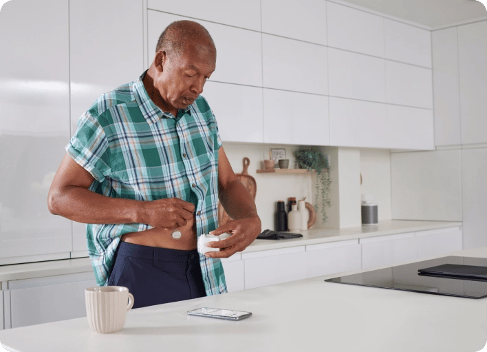 nordic-infucare-dexcomONEplus-man-in-kitchen-1