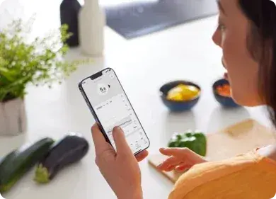 nordic-infucare-dexcomONEplus-woman-using-iphone