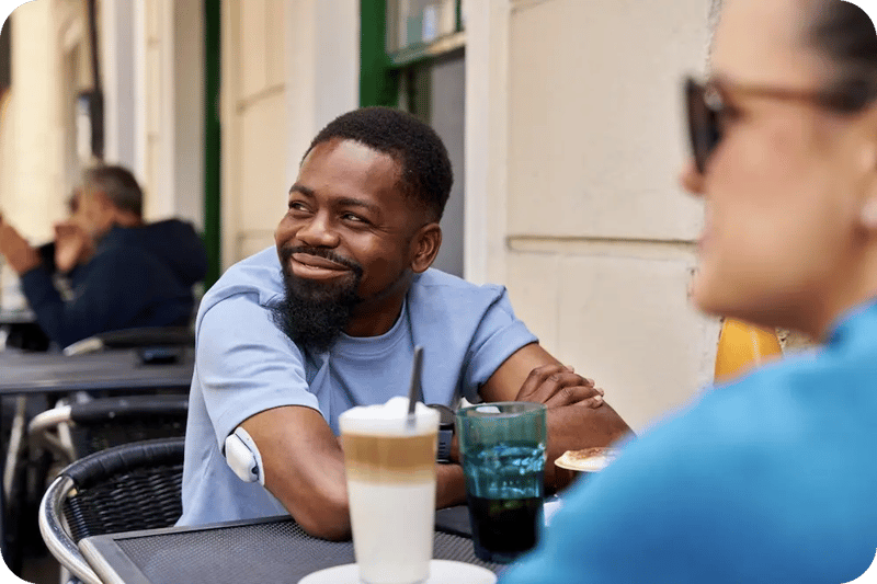 nordic-infucare-omnipod-man-at-coffee-shop