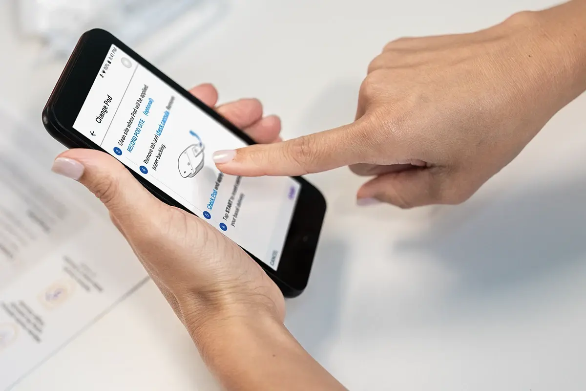Hand pekar på mobil